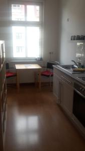 uma cozinha com uma mesa, uma janela e uma mesa em Lichtdurchflutetes Apartment Prenzlauerberg em Berlim