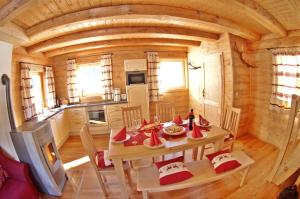 Kuchnia lub aneks kuchenny w obiekcie Almchalet Alpenflora