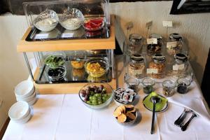 - un buffet avec des bols de nourriture sur une table dans l'établissement Hotel Weber, à Amöneburg