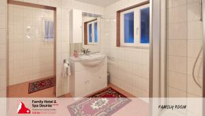 Ένα μπάνιο στο Family Hotel Desirée