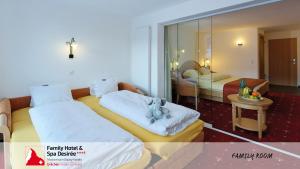 Ένα ή περισσότερα κρεβάτια σε δωμάτιο στο Family Hotel Desirée