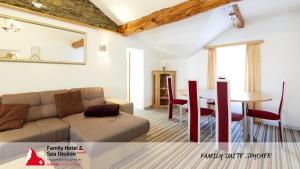 Χώρος καθιστικού στο Family Hotel Desirée