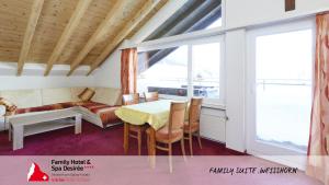 Ένα ή περισσότερα κρεβάτια σε δωμάτιο στο Family Hotel Desirée