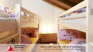 Ένα ή περισσότερα κρεβάτια σε δωμάτιο στο Family Hotel Desirée