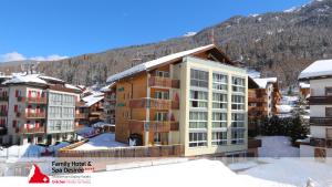 ariale Aussicht auf ein Apartmenthaus in einem Skigebiet in der Unterkunft Family Hotel & Spa Desirée in Grächen