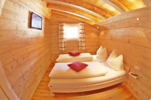 Säng eller sängar i ett rum på Almchalet Alpenflora