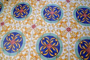 a tiled wall with blue and yellow flowers on it at Villa Margherita in Levanto
