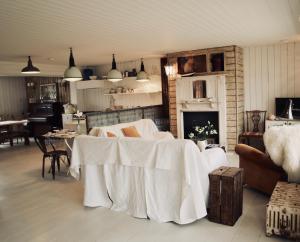 CamberにあるBeach House. Camber Sands. Sleeps 12のリビングルーム(白いテーブルクロス付きのテーブル付)