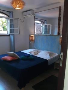 een slaapkamer met een groot bed en een bad bij location guadeloupe in Le Gosier