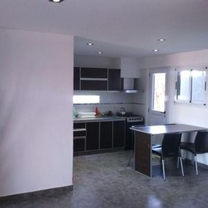 cocina con mesa y sillas en una habitación en Rumbo Sur en Trenque Lauquen