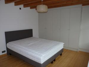 Tempat tidur dalam kamar di vakantiehuis de ieperleed