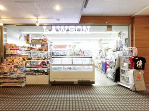 a grocery store aisle with a grocery store at Hotel Nikko Narita in Narita
