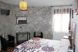 Tempat tidur dalam kamar di Casa Rural Aguas del Venero