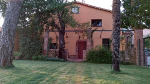 ein Haus mit zwei Bäumen davor in der Unterkunft Cal Ventura in El Bruc