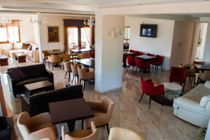 un comedor con mesas y sillas y un vestíbulo en Hotel Terelidis House, en Varikón
