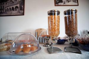 a table with twoousandousandousandousandousandousandousandousandousandousandousandousand at Villa Margherita in Levanto