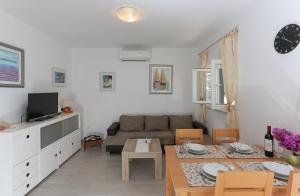 Televízia a/alebo spoločenská miestnosť v ubytovaní Holiday Home Lučica