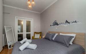 アテネにあるEleana Apartment By The Acropolisのベッドルーム1室(大型ベッド1台、枕2つ付)