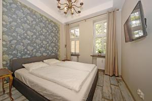 Ένα ή περισσότερα κρεβάτια σε δωμάτιο στο Retro Apartament na Starowce