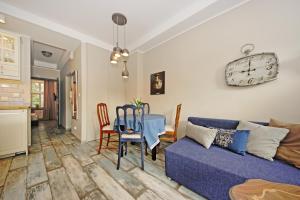 a living room with a couch and a table at Retro Apartament na Starowce in Gdańsk