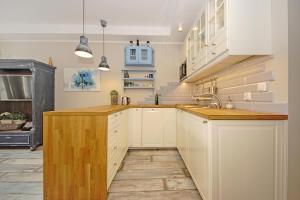 Η κουζίνα ή μικρή κουζίνα στο Retro Apartament na Starowce +12 φωτογραφίες