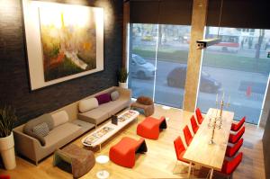ein Wohnzimmer mit einem Sofa, einem Tisch und Stühlen in der Unterkunft Met Boutique Hotel in Izmir