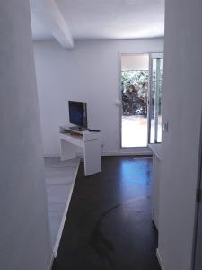 ラ・シオタにあるappartement bord de merの白い空間(デスク、コンピュータ付)
