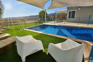 Bazén v ubytování shmulik's resort couples or families only nebo v jeho okolí