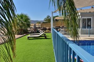 Bazén v ubytování shmulik's resort couples or families only nebo v jeho okolí