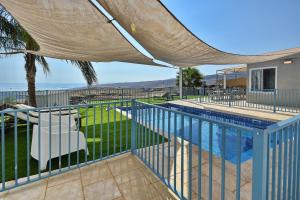 Bazén v ubytování shmulik's resort couples or families only nebo v jeho okolí