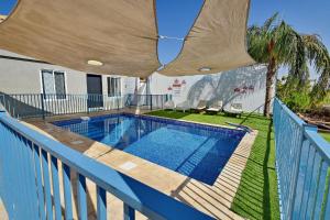 Bazén v ubytování shmulik's resort couples or families only nebo v jeho okolí