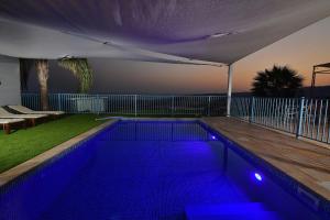 Bazén v ubytování shmulik's resort couples or families only nebo v jeho okolí