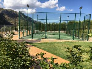 Tennis and/or squash facilities at Casa Rural Los Cascajales or nearby
