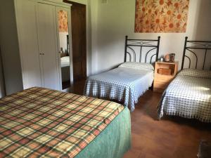 A bed or beds in a room at Casa Rural Los Cascajales