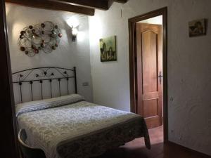 A bed or beds in a room at Casa Rural Los Cascajales