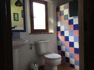 A bathroom at Casa Rural Los Cascajales