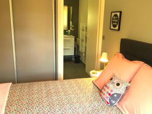 una camera da letto con un letto con un cuscino sopra di The One Suite Annecy ad Annecy