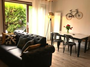 uma sala de estar com um sofá e uma mesa de jantar em The One Suite Annecy em Annecy
