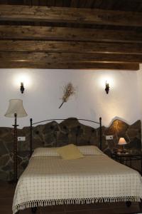 A bed or beds in a room at Casa Rural Los Cascajales