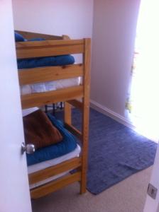 Habitación con 2 literas y sábanas azules. en Depto La Serena 5 Personas, Cuatro Esquinas, en La Serena