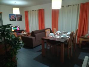 - un salon avec une table et un canapé dans l'établissement Apartamento BaySide - São Martinho do Porto, à São Martinho do Porto