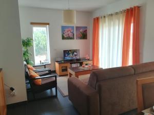 a living room with a couch and a table at Apartamento BaySide - São Martinho do Porto in São Martinho do Porto