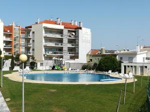 a swimming pool in front of a apartment building at Apartamento BaySide - São Martinho do Porto in São Martinho do Porto