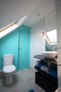 uma casa de banho com um WC e um lavatório em Traezh Gwenn em Le Guilvinec