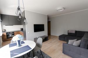 - un salon avec une table et un canapé dans l'établissement Flat For Rent Panevezys, à Panevėžys