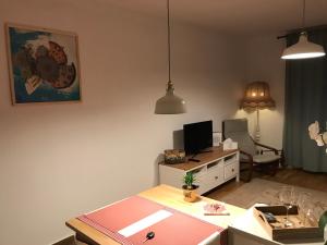 Μια τηλεόραση ή/και κέντρο ψυχαγωγίας στο Comfy Apartment