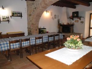 a dining room with a long table and chairs at Poggio Petrella in Manciano