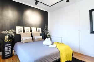 a bedroom with a blue bed and a black wall at VUT iDesign 2 in Avila