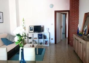 sala de estar con sofá y TV en Confortevole appartamento nel cuore di Termoli, en Termoli