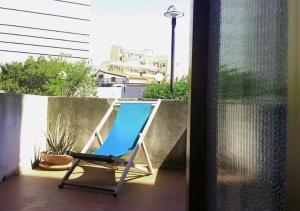 een blauwe stoel op een balkon bij Confortevole appartamento nel cuore di Termoli in Termoli